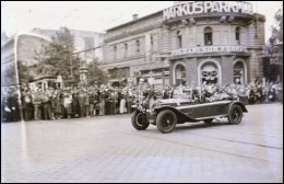 Cca 1930 Budapest, Nyitott Automobilon érkezik Valaki, Háttérben ünneplÅ‘ Tömeggel,... - Otros & Sin Clasificación