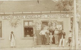 T2 1908 Gyorok, Ghioroc; Schmidt Tamás VendéglÅ‘je A 'Motoroshoz', Az Ajtóban... - Non Classés