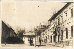 T2/T3 1925 Ipolyság, Sahy; Utcakép, Kohn Hedvig üzlete, Dohánybolt / Street View With... - Non Classés