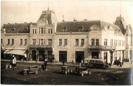 T2 1938 Léva, Levice; Utcakép Automobilokkal, Autóbusz, Városi Nagy Szálloda,... - Non Classés