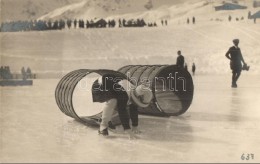 ** T1 Korcsolya Verseny, Ügyességi Játék A Jégen Hordókkal / Ice Skating... - Non Classés