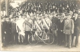 * T2 1916 Magyar Kerékpáros Bajnokság GyÅ‘ztesei A Millenáris Pályán /... - Non Classés