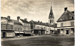 AUNEAU .... PLACE DU MARCHE ET EGLISE ST PIERRE - Auneau