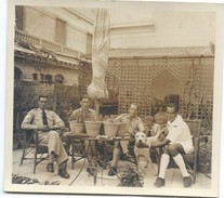 Photo D'Amateur/Groupe De Militaires Français Sur Une Terrasse De Café/Algérie ?/ Avec Légende Manuscrite/1942  PHOTN232 - Oorlog, Militair