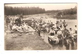 Carte Photo Militaria  Soldats Portant Des Chéchias ( Zouaves? Turcs ?) Faisant Leur " Lessive" Dans Un Cours D'eau - Manoeuvres