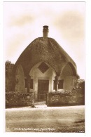 RB 1152 - Real Photo Postcard - Umbrella Thatched Cottage - Lyme Regis Dorset - Autres & Non Classés