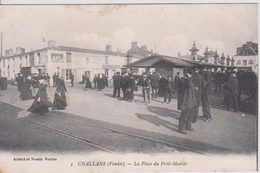 C P A 85 Vendée Challans La Place Du Petit Marché - Challans