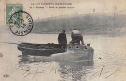 CPA 62 CALAIS LA CATASTROPHE DU PLUVIOSE LE PLUVIOSE SORTIE DU PREMIER CADAVRE 1910 - Calais