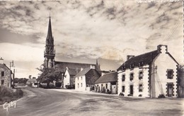 SAINT-GILLES-VIEUX-MARCHE. La Place Du Bourg. CPSM 9x14 RARE - Saint-Gilles-Vieux-Marché