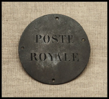 Plaque De Facteur. "Poste Royale", Modèle De Facteur à Cheval, En Zinc, Diam.42mm. - TB - Contenitore Per Francobolli