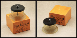 Distributeur De Roulettes US En Plastique, Dans Sa Boîte D'origine, Marquée "Black Jewel", Diam.65, H.45mm. - Stamp Boxes