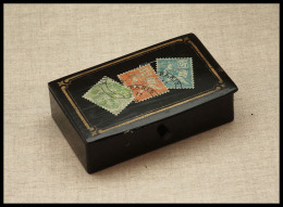 Boîte Papier Mâché, Transfert De Timbres Sur Couvercle, Bouton Pression, 3 Comp., 82x50x25mm. - TB - Boites A Timbres