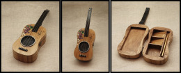 Boîte En Bois Verni En Forme De Guitare, Avec Fleurs Et Marquée "Nice", 3 Comp. Et 1 Porte Mine Doré - Stamp Boxes