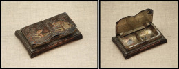 Boîte Japonaise En Cuivre, Scènes Diverses Sur Couvercle, 2 Comp., 85x55x20mm. - TB - Stamp Boxes