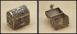 Boîte En Argent En Forme De Coffre à Décor Ajouré, Boucle De Fermeture, 1 Comp., 42x30x37mm. - Stamp Boxes