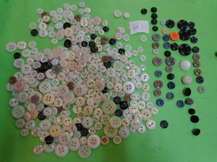 + De 250g De Boutons Ancien En Verre Lot 3 - Buttons