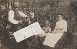 GOUSSAINVILLE - Une Famille Posant Dans Son Jardin    ( Carte Photo ) - Goussainville