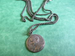 Médaille Religieuse Ancienne/+ Chainette/ Paul VI/ Pape / St Pierre De Rome/1963-1978      CAN348 - Religion & Esotérisme