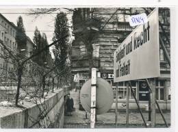 Photo ( Format CPM GF ) -17824  Allemagne -Sektorengrenze In NeuKölln (Mauer)-Envoi Gratuit - Muro Di Berlino