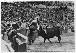 CPSM - Une Pique Trop En Arrière Du Garrot. Le Toro Chargeant Le Picador. - Taureaux