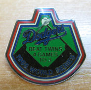 AC - DODGERS 1965 WORLD SERIES BEAT TWINS 4 GAMES TO 3  -L A DODGER  WORLD CHAMPIONSHIPS 1989 BASEBALL BADGES - PIN - Béisbol