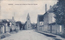 Véron - Avenue De La Gare Et Place De L'Eglise (petite Animation) Circulé 1932 - Veron