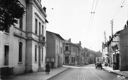 Delcampe - 54-NEUVE-MAISON- LA RUE DU CAPITAINE CAILLON ET LA MAIRIE - Neuves Maisons