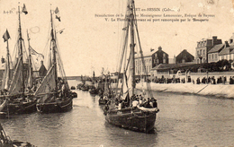 CPA - PORT  En  BESSIN - Bénédiction De La Mer - La Flottille Rentrant Au Port, Remorquée Par Le Bonaparte. - Port-en-Bessin-Huppain