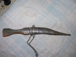 ANCIEN COUTEAU POIGNARD DE TUNISIE ARGENTE AVEC ETUI DESSINS SUR ETUI ( LOURD ) BON ETAT - Knives/Swords