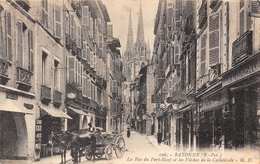 64-BAYONNE- LA RUE DU PORT-NEUF ET LES FLÊCHES DE LA CATHEDRALE - Bayonne