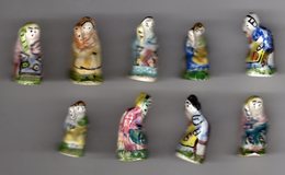 LOT 9 Fèves FEMME Assise Sur Une Chaise LA FILEUSE De Laine - CRECHE - SANTONS De Différentes Séries - Santons