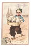 CPA Fantaisie JOYEUSES PAQUES Garçon En Costume Hollandais Portant Un Panier D'oeufs Voiliers 1906 Légèrement Gaufrée - Ostern