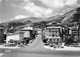 73-BOURG-SAINT-MAURICE- LA PLACE DE LA GARE, AU FOND L'EGLISE ST MAURICE - Bourg Saint Maurice