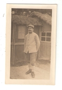 Carte Photo Militaria Soldat  En Uniforme Dans Une Cour - Characters