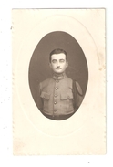 Carte Photo Militaria Portrait Soldat  En Uniforme  121ème Roanne  Médaillon - Characters