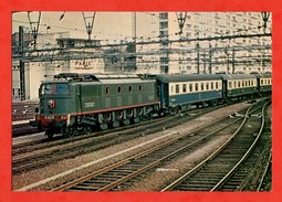 Chemin De Fer Paris Montparnasse Arrivée D 'un Train Pullman Remorqué Par Une 202 Etat - Eisenbahnverkehr