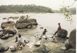 Gabon, Bords De L'Ogooué,vaisselle Et Lessive, Animée, 2 Scans - Gabon