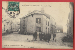 81 Valence D'Albigeois : Un Coin Du Village , Rue Animée , Recto Verso . - Valence D'Albigeois