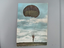 CPA PHOTO PARACHUTISME PARACHUTE AVANT ARRIVEE AU SOL - Parachutting