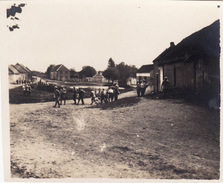 Photo Septembre 1916 VILLERS-TOURNELLE (près Montdidier) - "achat Des Journaux", Soldats Du 366ème RI (A171, Ww1, Wk 1) - Sonstige Gemeinden