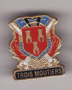 PIN'S  Sapeurs Pompiers LES TROIS MOUTIERS  ( Vienne Dép 86 ) - Pompiers