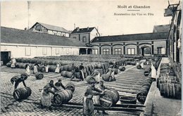 FOLKLORE  -- La CHAMPAGNE  - Moët Et Chandon - Mqanutention Des Vins En Futs - Autres & Non Classés