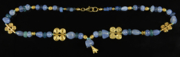 Schmuck: Kette, 45cm Lang Und Ca. 30g Schwer, Bestehend Aus 35 Antiken, Verschiedenförmigen, Hellblauen Sapphirinpe - Other & Unclassified