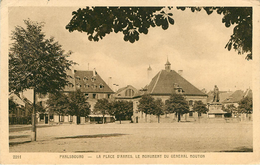 Dép 57 - Phalsbourg - La Place D'Armes - Le Monument Du Général Mouton - 2 Scans - état - Phalsbourg