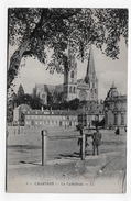 (RECTO / VERSO) CHARTRES EN 1932 - N° 1 - LA CATHEDRALE AVEC PERSONNAGES - CPA VOYAGEE - Chartres