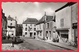 - MONTAIGUT EN COMBRAILLES (Puy De Dôme) - Alt 500 M LE CENTRE - HOSTELLERIE DU COQ D'OR - AUTO SIMCA ARONDE-- - Montaigut