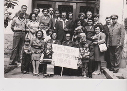 BULGARIE . Carte Photo 10x15 . TRYAVNA . Belle Photo Groupe . Commémoration 30 ème Anniversaire (légende Au Dos) - Bulgaria