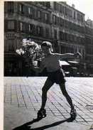 Robert DOISNEAU Enfant Au Bouquet, Patins A Roulettes - Doisneau