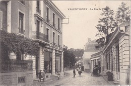 VALENTIGNEY - La Rue Du Pont - .... Economats Français Succursale N°335 - Animé - Peu Fréquent - Valentigney