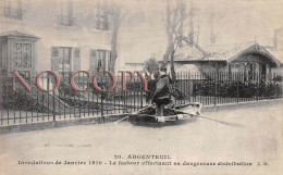 95 - Argenteuil - Inondations De Janvier 1910 - Le Facteur Effectuant Sa Dangereuse Distribution - Argenteuil